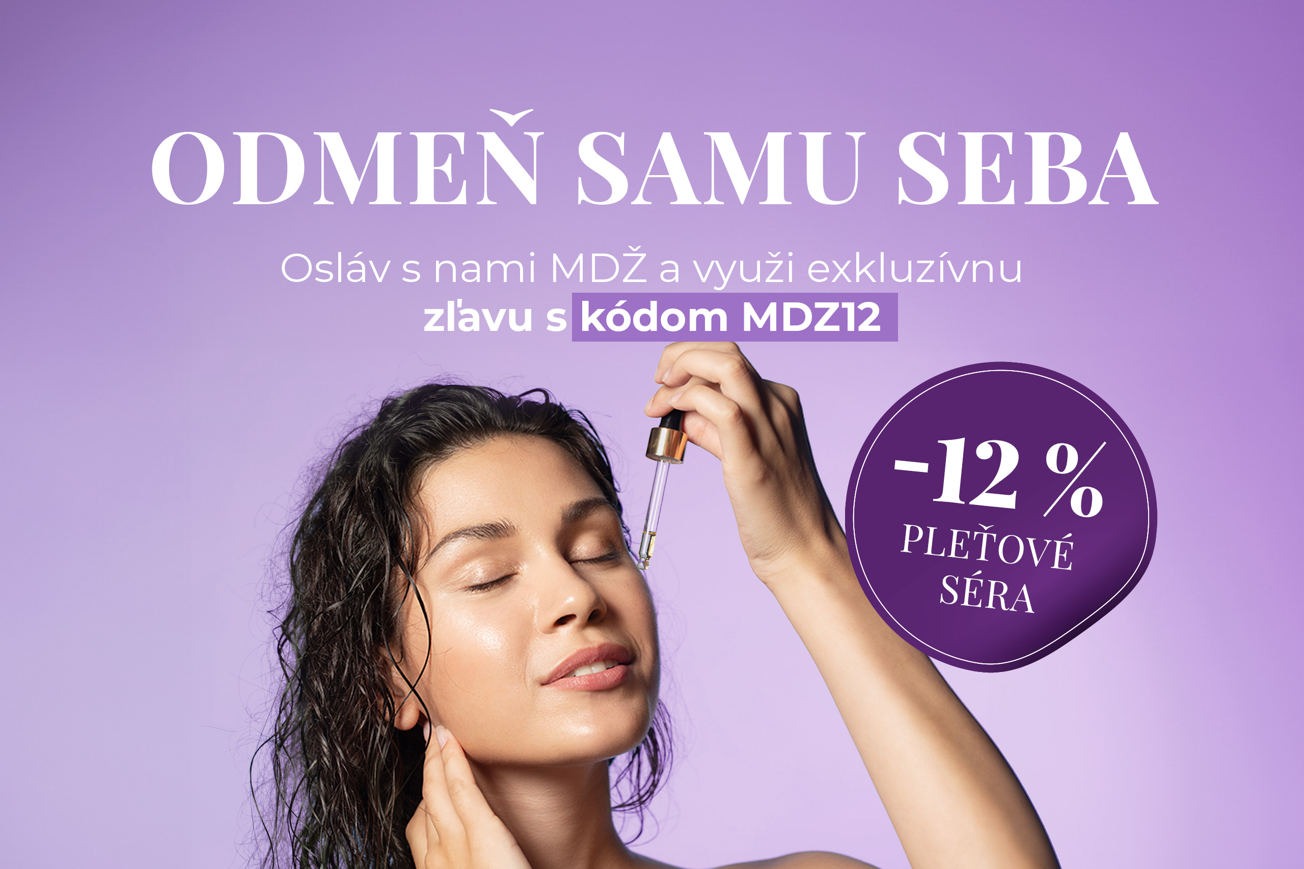 žena, ktorá si na pleť aplikuje pleťové sérum