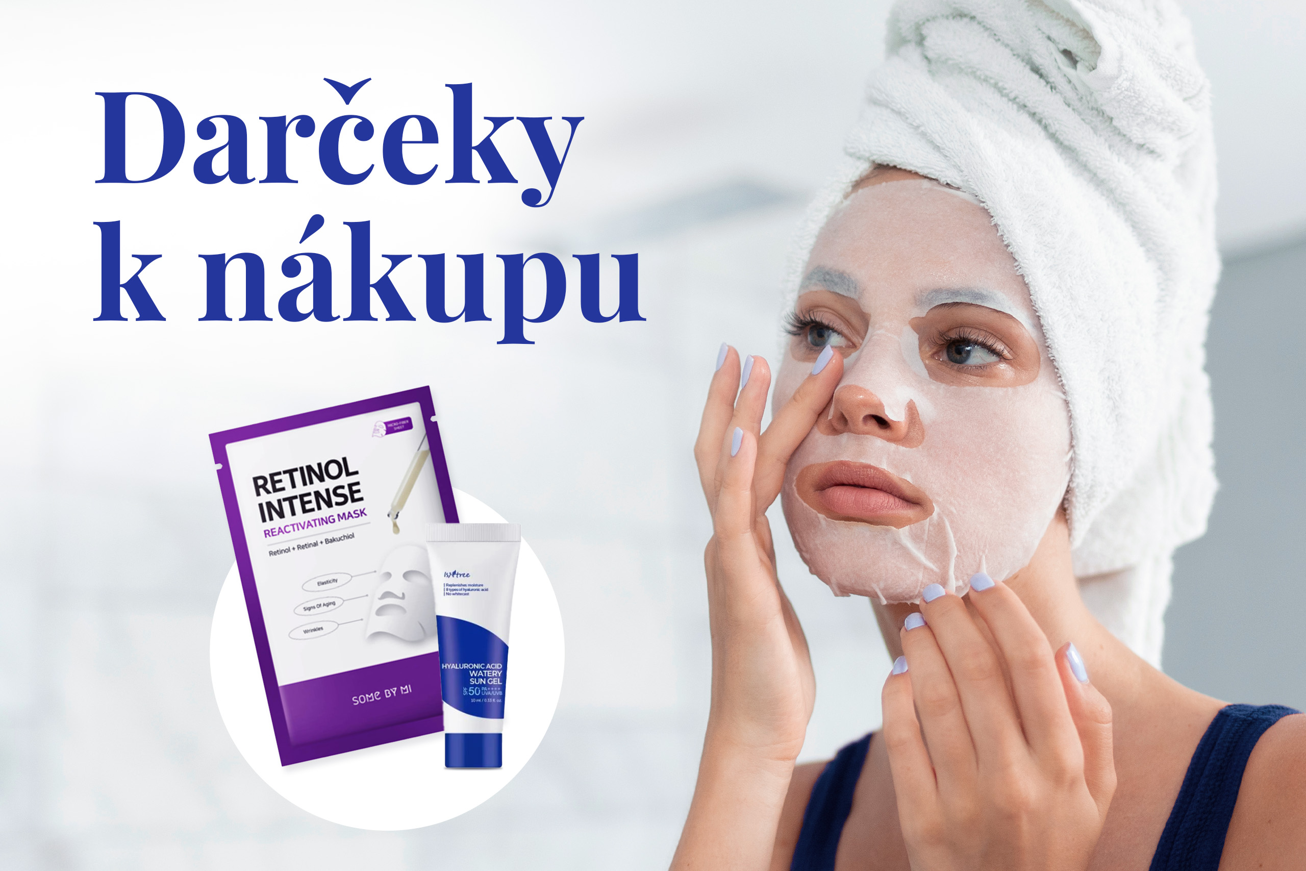 žena, ktorá si na seba aplikuje retinolovú masku